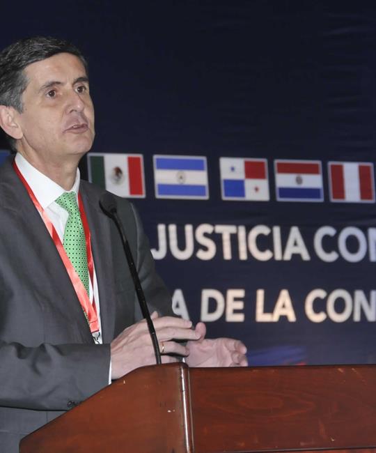 Miembros de la mesa presidencial, entre los que figura el Presidente del Tribunal Constitucional de España
