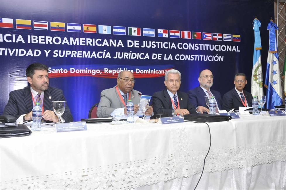 Momento de la firma del acuerdo de cooperación con la Unión de las Cortes y Consejos Constitucionales Árabes