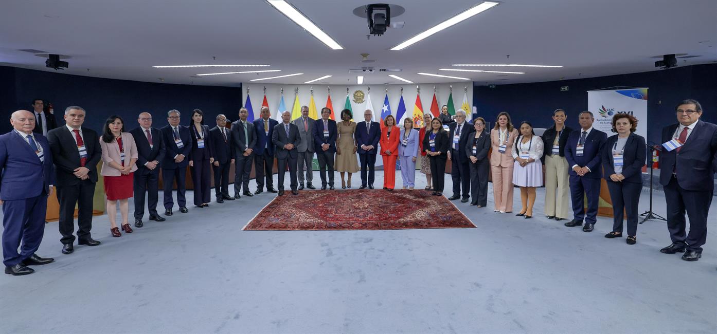 Foto grupal de los miembros integrantes de los Tribunales Constitucionales asistentes a la XVI Conferencia de la CIJC
