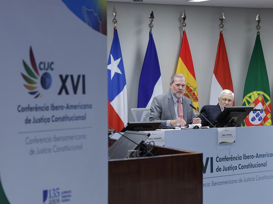 Imagen de la tribuna con los distintos ponentes