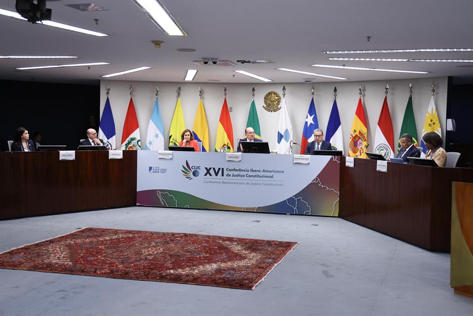 Imagen de la tribuna con los distintos ponentes