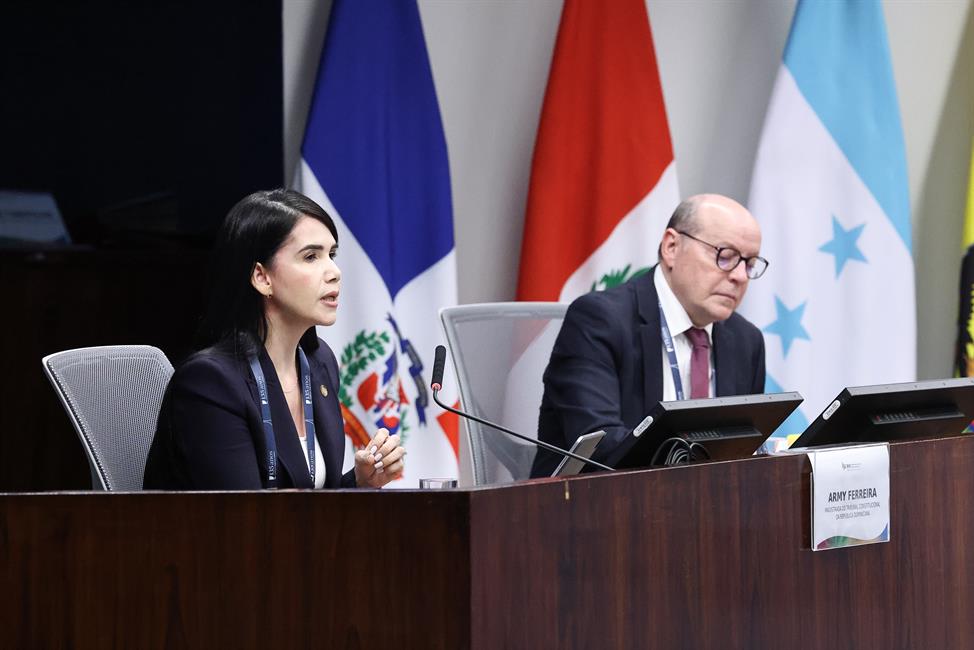 Imagen de la tribuna con los distintos ponentes