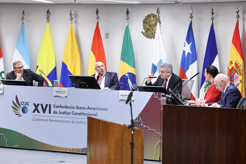Imagen de la tribuna con los distintos ponentes