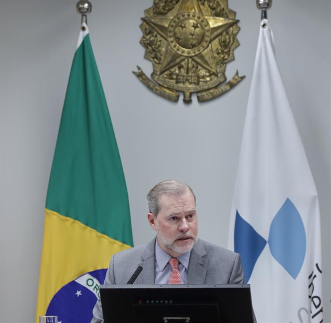 Imagen de la tribuna con los distintos ponentes