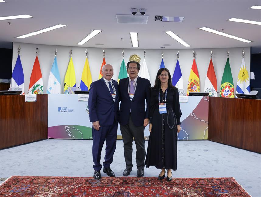 Posado de diversos asistentes a la XVI Conferencia de la CIJC