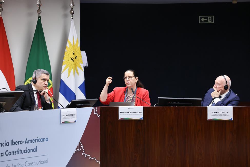 Imagen de la tribuna con los distintos ponentes