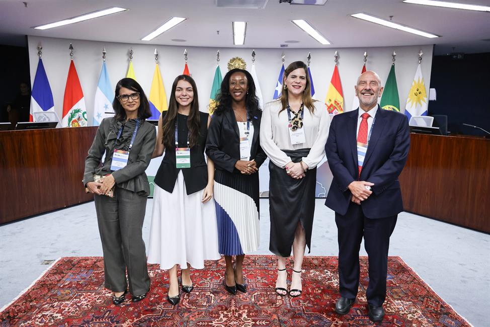 Posado de diversos asistentes a la XVI Conferencia de la CIJC