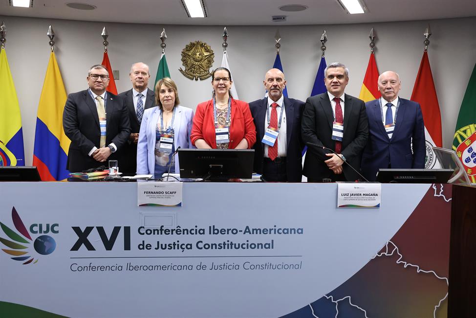 Posado de diversos asistentes a la XVI Conferencia de la CIJC