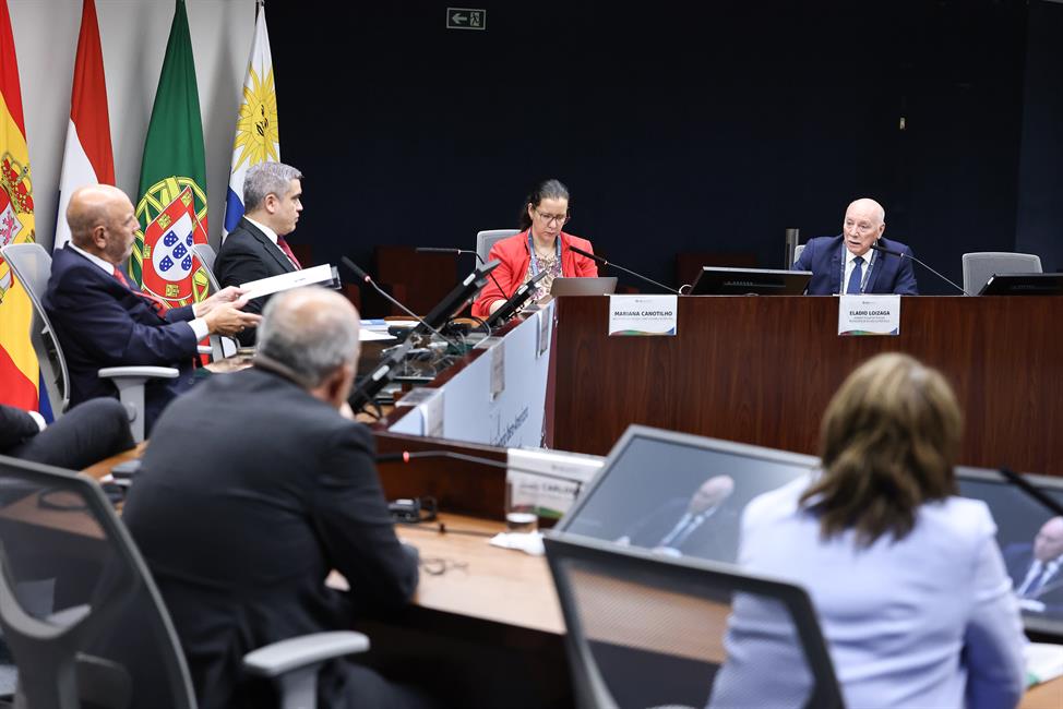 Imagen de la tribuna con los distintos ponentes