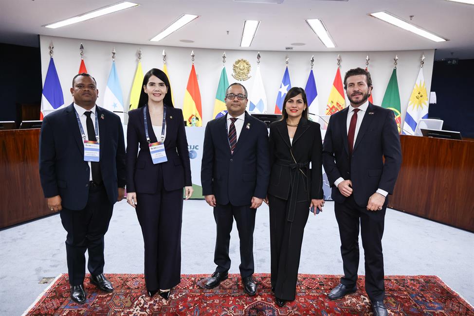 Posado de diversos asistentes a la XVI Conferencia de la CIJC