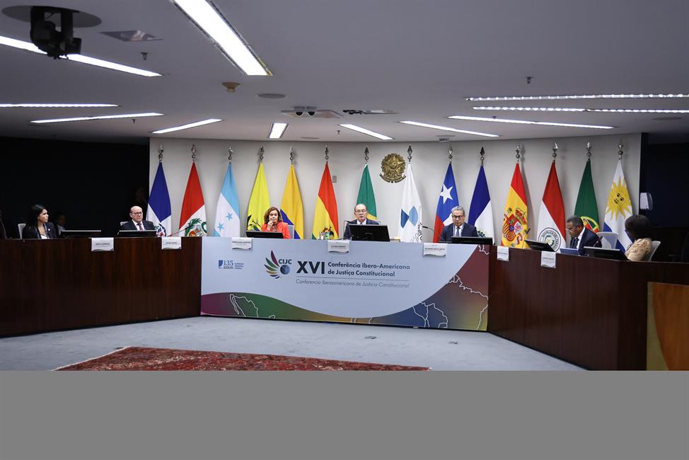 Imagen de la tribuna con los distintos ponentes