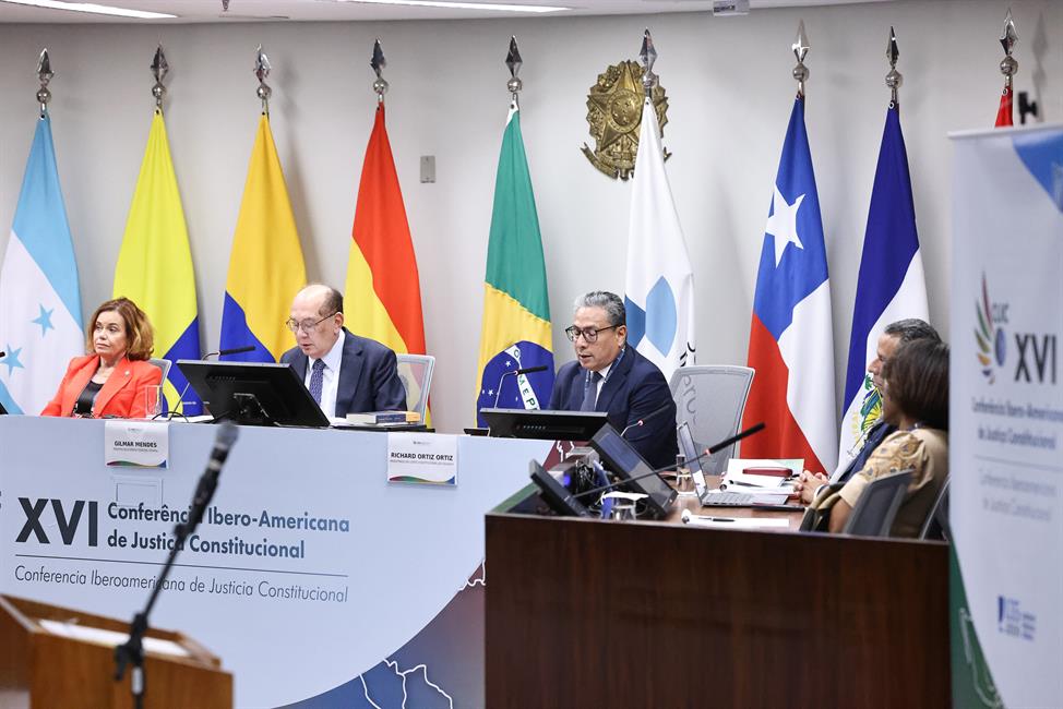 Imagen de la tribuna con los distintos ponentes
