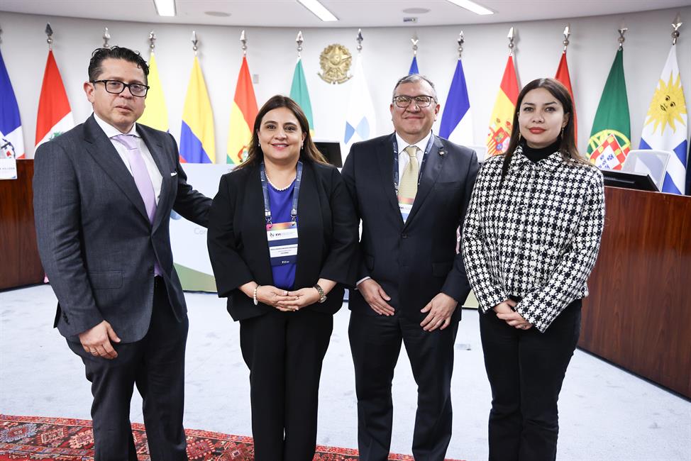 Posado de diversos asistentes a la XVI Conferencia de la CIJC