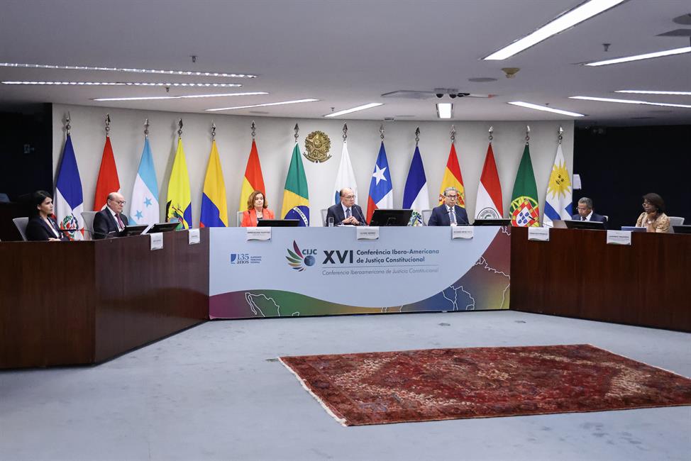 Imagen de la tribuna con los distintos ponentes