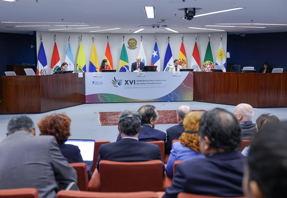 Imagen de la tribuna con los distintos ponentes