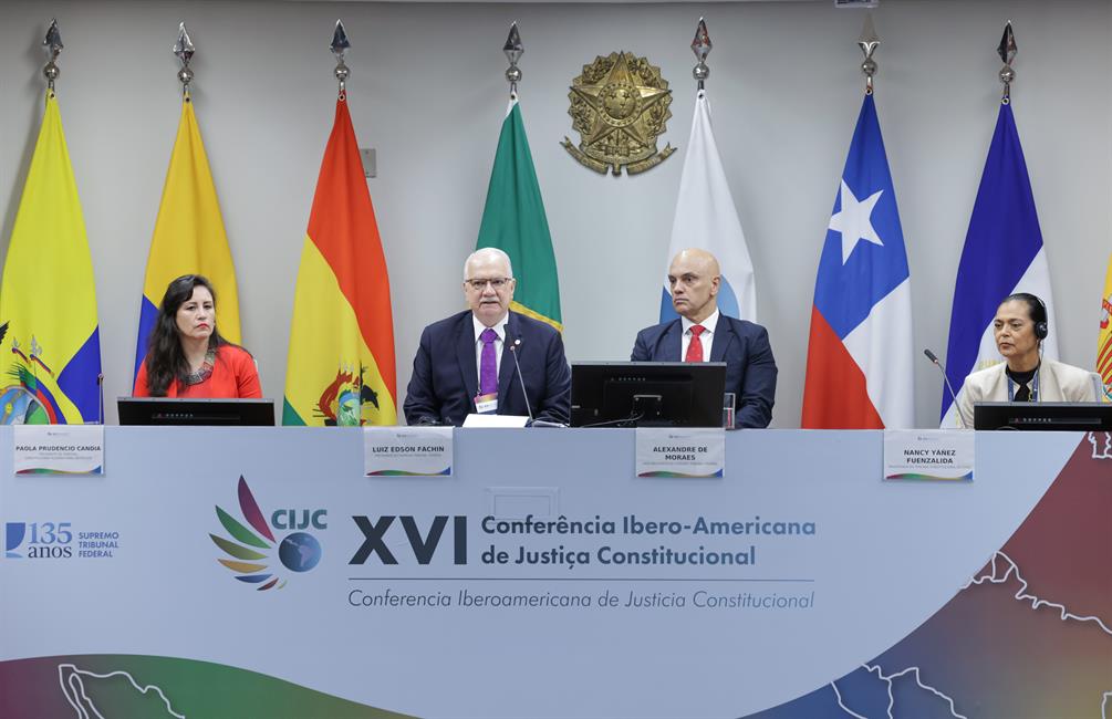 Imagen de la tribuna con los distintos ponentes