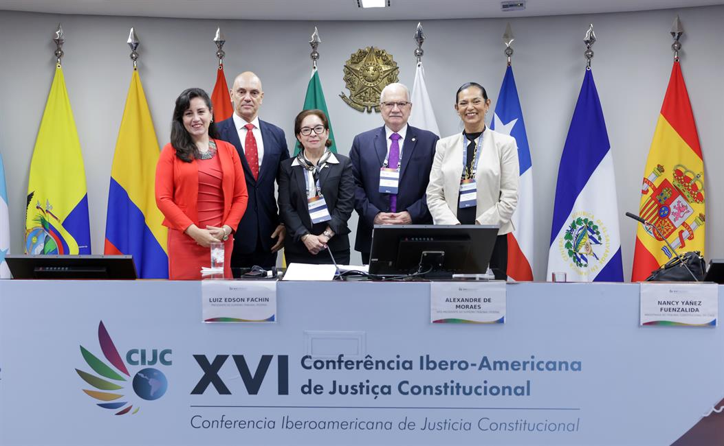 Posado de diversos asistentes a la XVI Conferencia de la CIJC