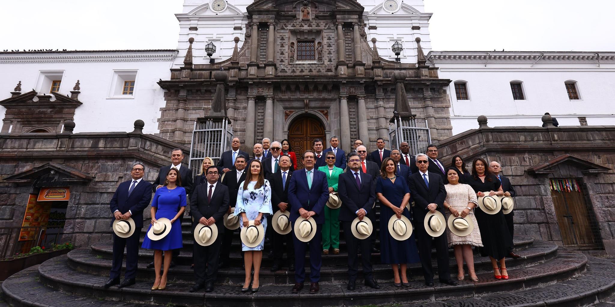 El precedente constitucional refuerza la seguridad jurídica y la igualdad en la aplicación de la ley y favorece la previsibilidad de las decisio...
